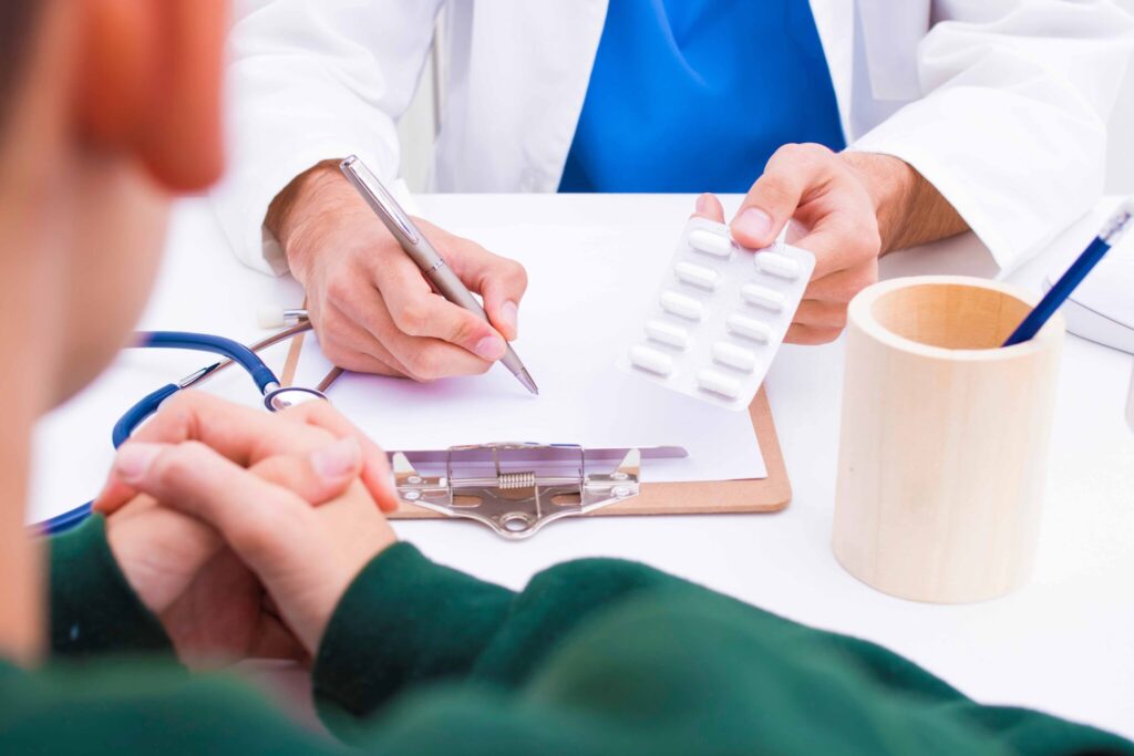 医師が患者に薬を処方している