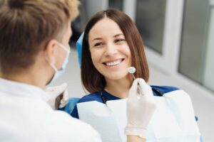 男性歯科医師から治療を受ける笑顔の女性