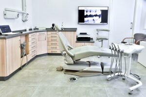 画面上にレントゲン写真が出されている設備が整った歯科治療室