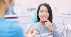 歯科医師と相談している患者