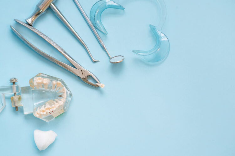 抜歯された歯と治療器具