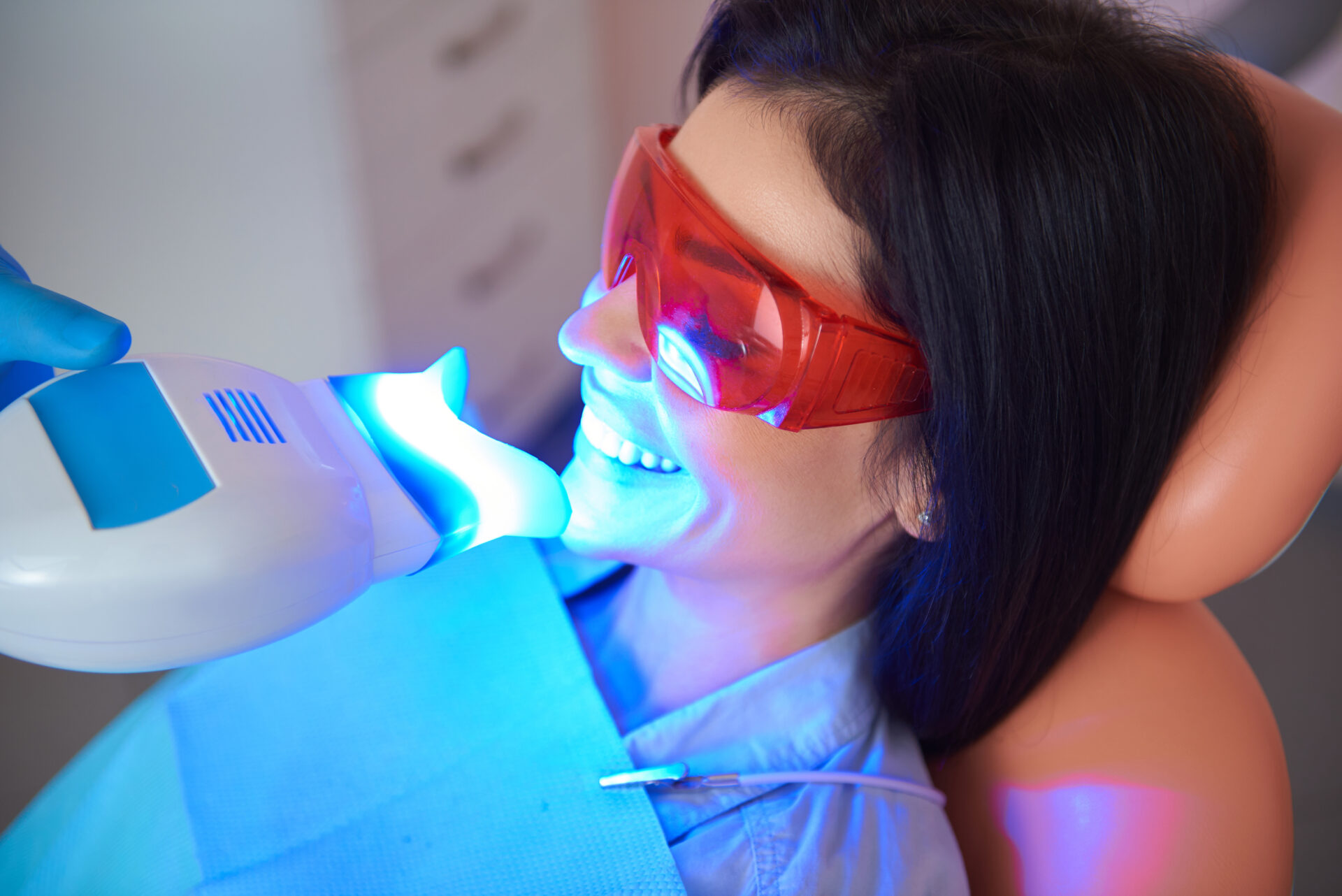 歯科医院でホワイトニングを受ける女性