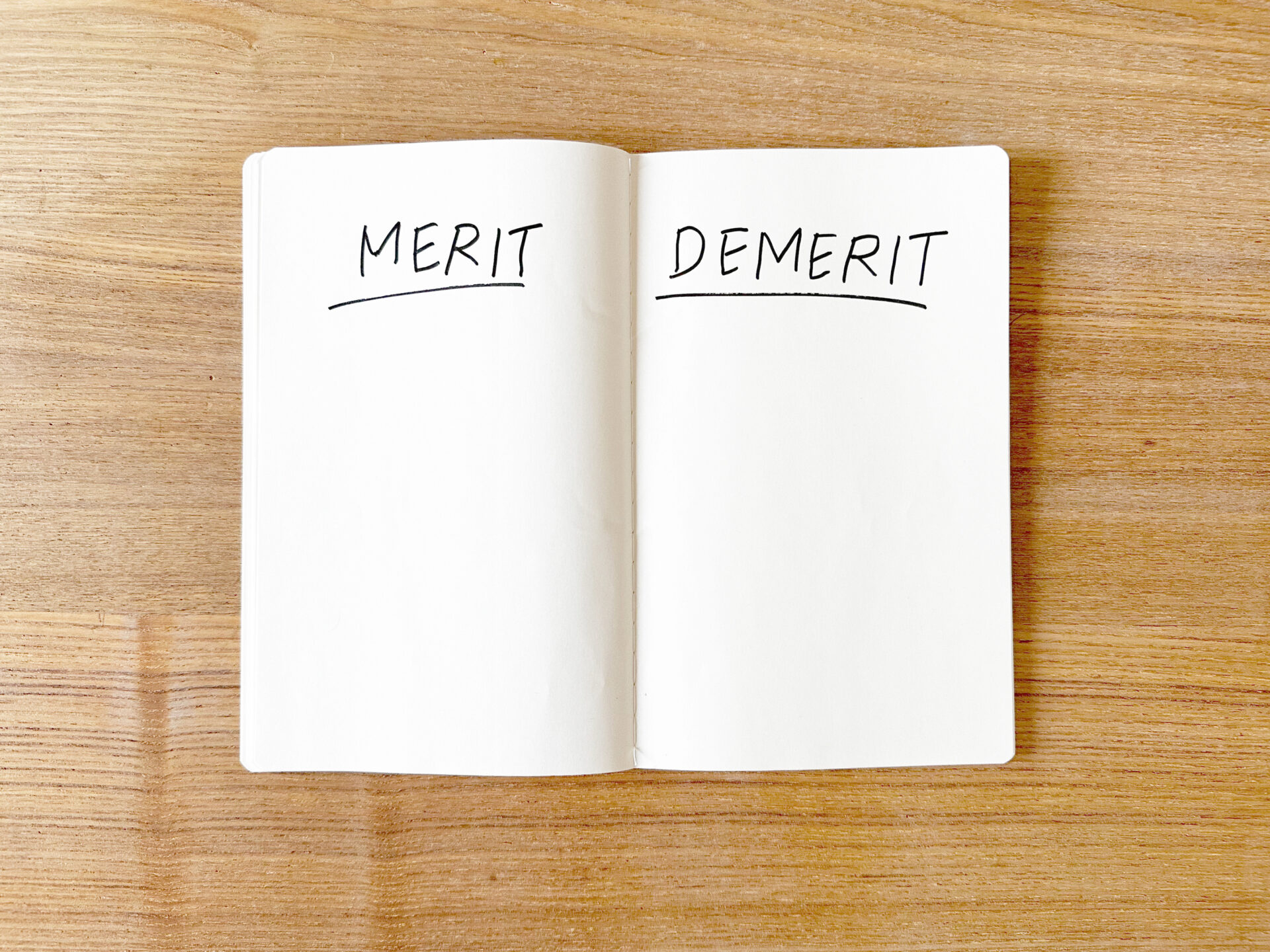 merit demeritと書かれたノートが机に置かれている