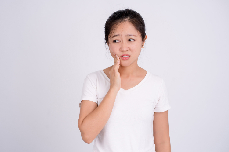 歯周病で歯茎が痛い女性